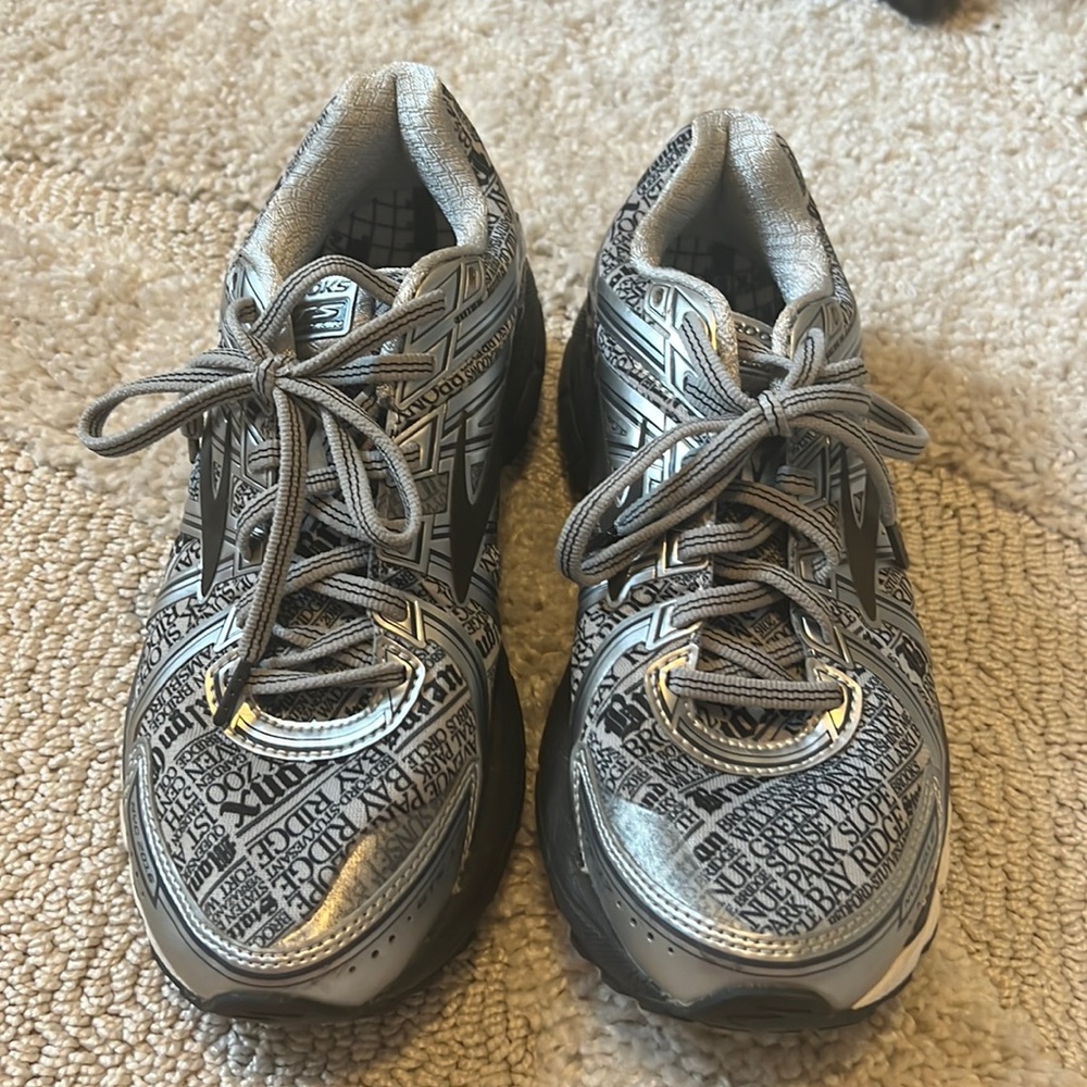 Brooks GTS 17 Limited Edition running shoes